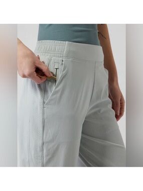 Athleta Brooklyn Textured Joggers Size 8 Gray stripe High Rise Travel Athleisure